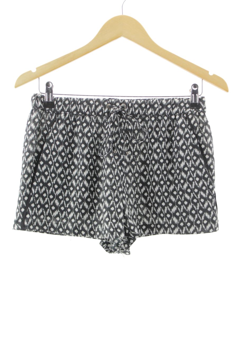 Shorts Zara de la taille M, de couleur noir
