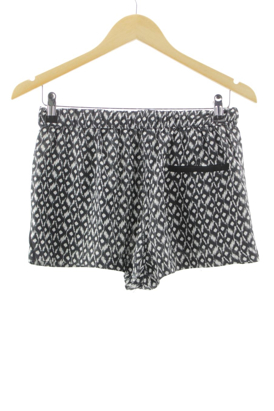 Shorts Zara de la taille M, de couleur noir