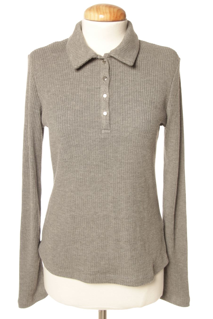 Pull C&A de la taille M, de couleur gris