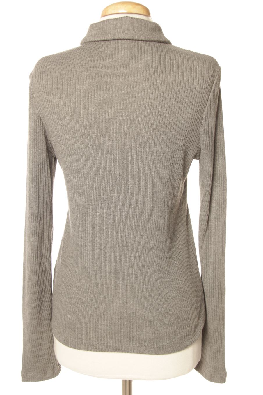 Pull C&A de la taille M, de couleur gris