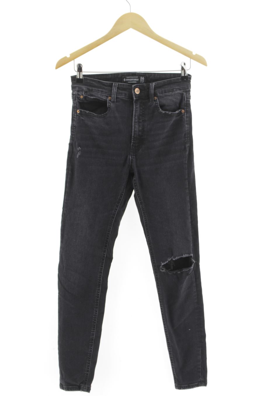 Vaquero de Stradivarius de la talla 36, de color negro de ropa vaquera