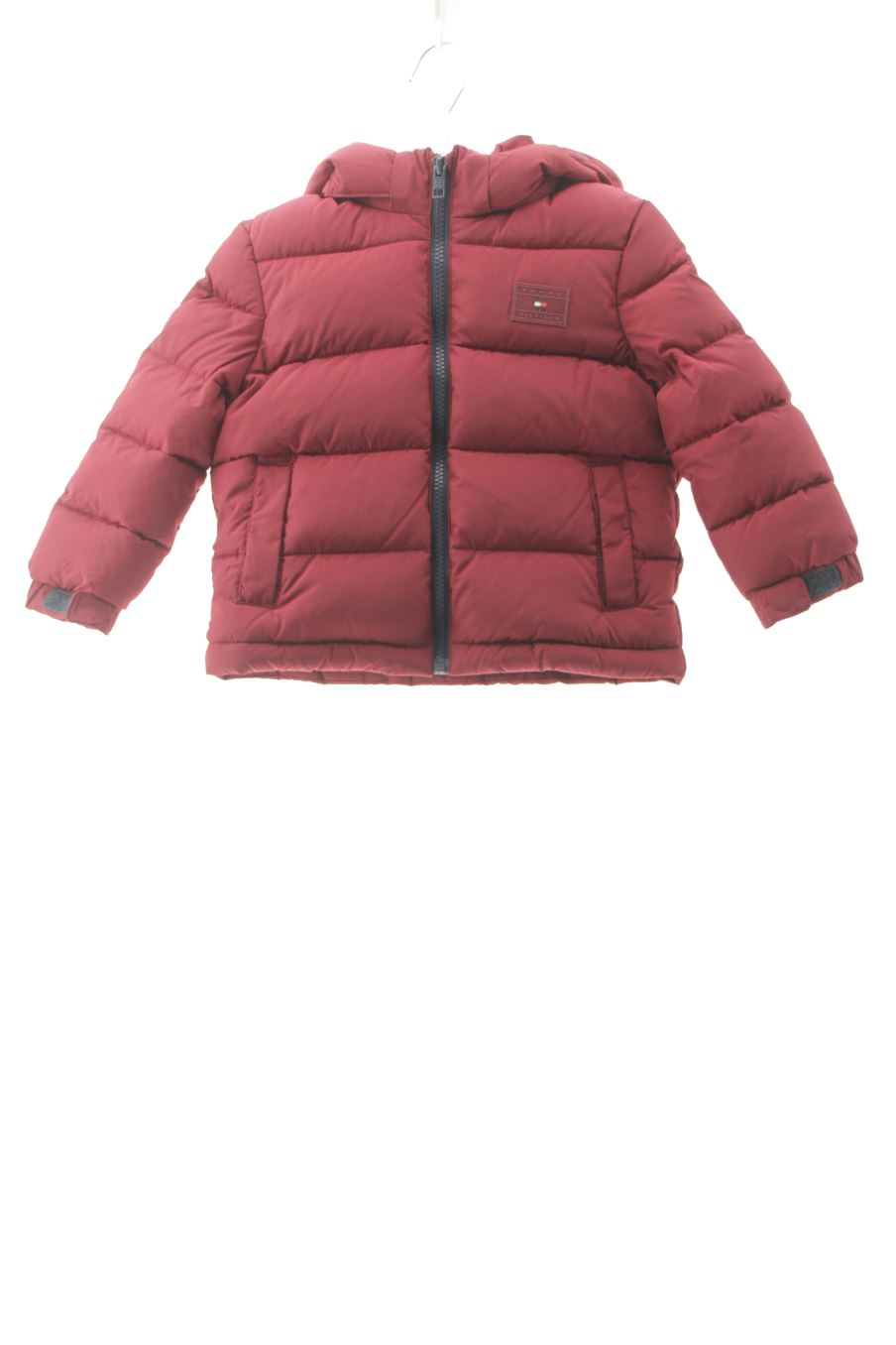 Blouson Tommy Hilfiger de la taille 4 ans avec une étiquette