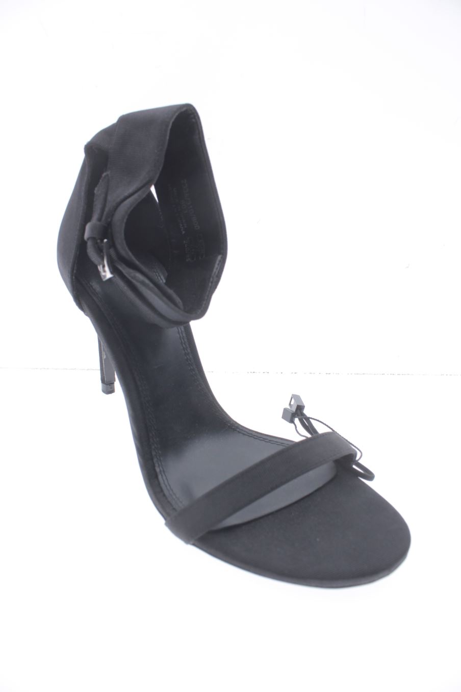 Sandalias tacon de Zara de la talla 37, de color negro de