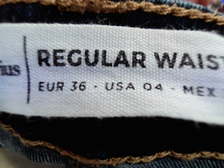 Jeans Stradivarius de la taille 36, de couleur bleu de denim