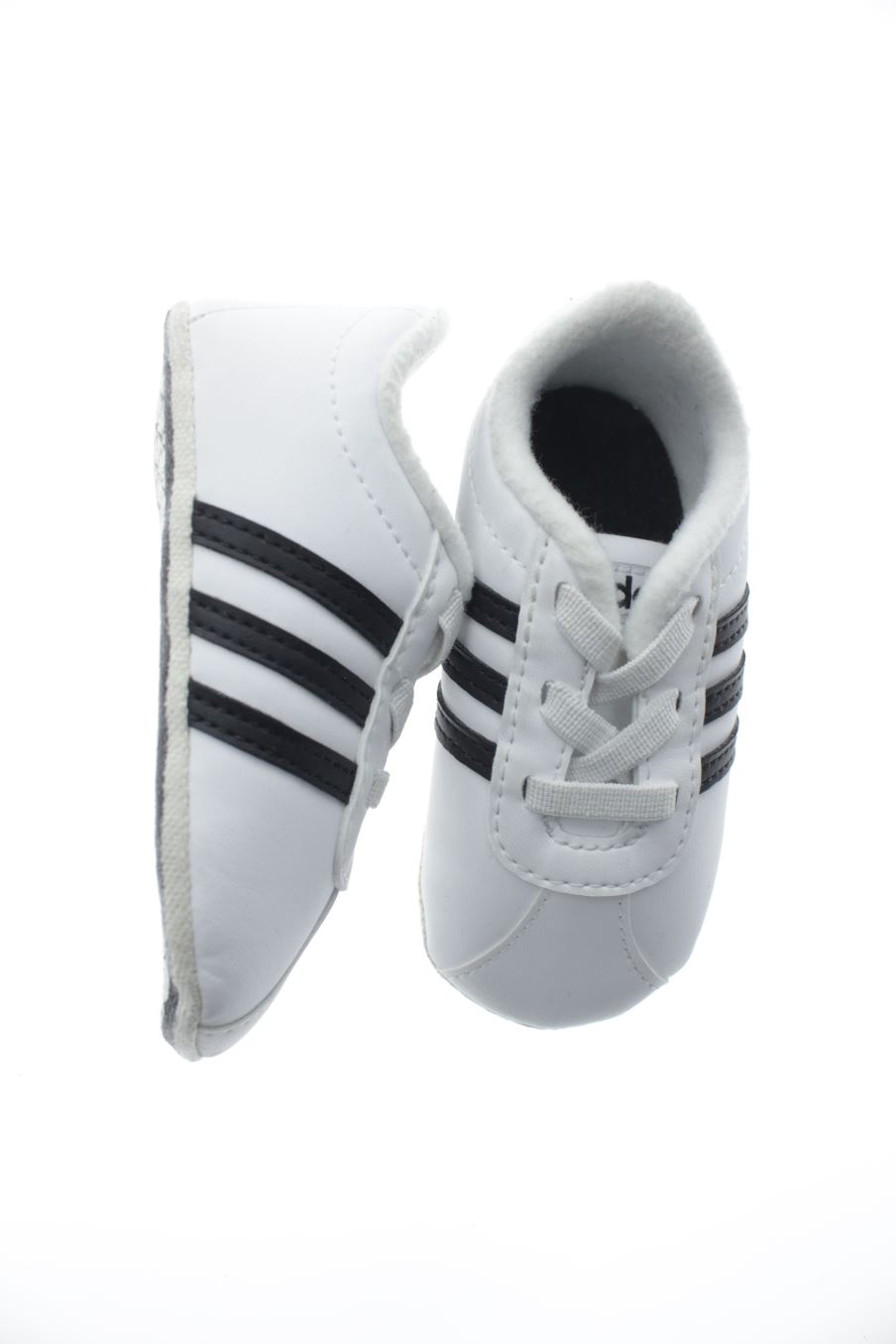 Zapato con suela blanda de Adidas de la talla 19 con etiqueta
