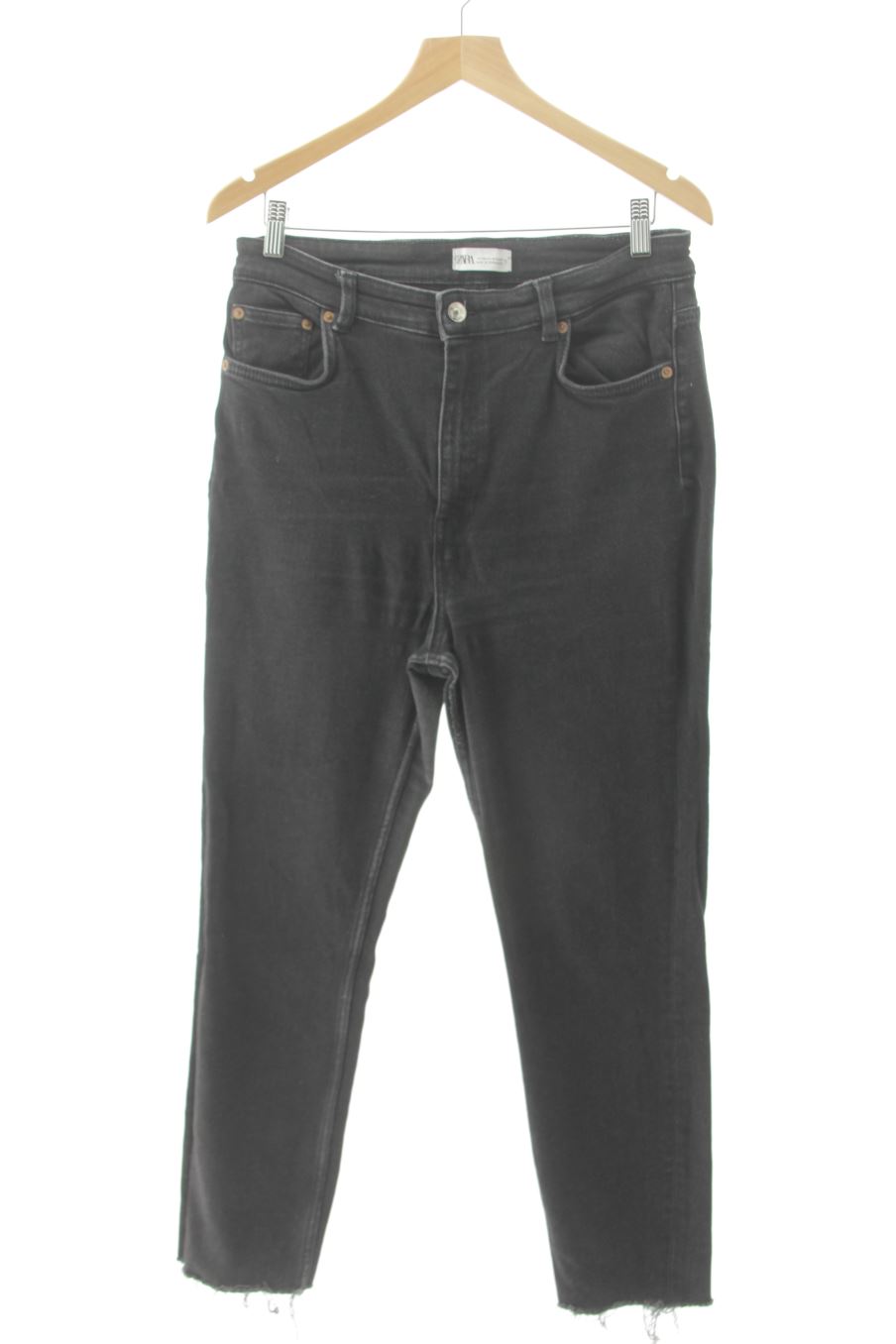 Vaquero de Zara de la talla 44, de color negro de ropa vaquera