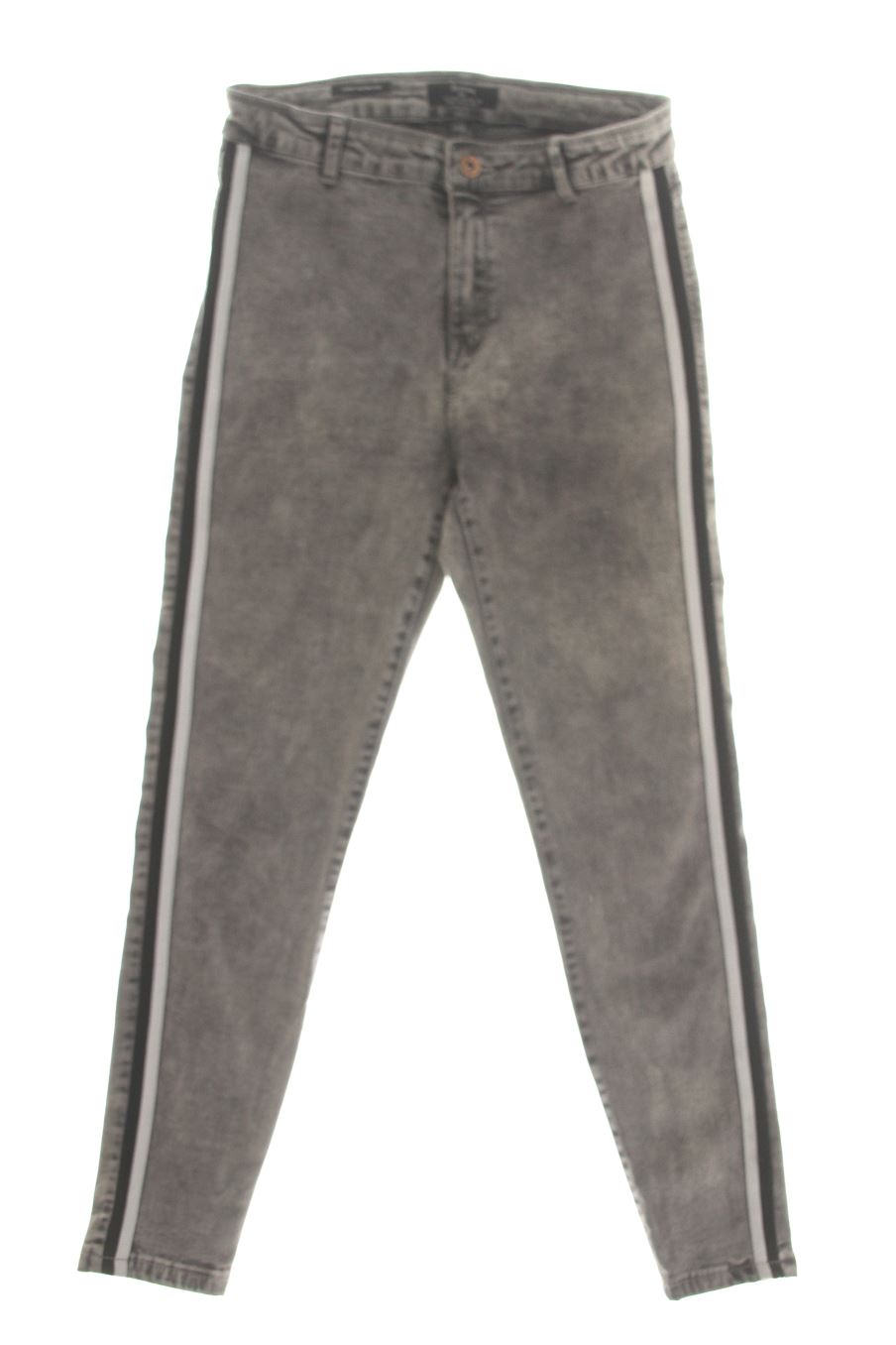 Jeans Bershka de la taille 40, de couleur gris de denim