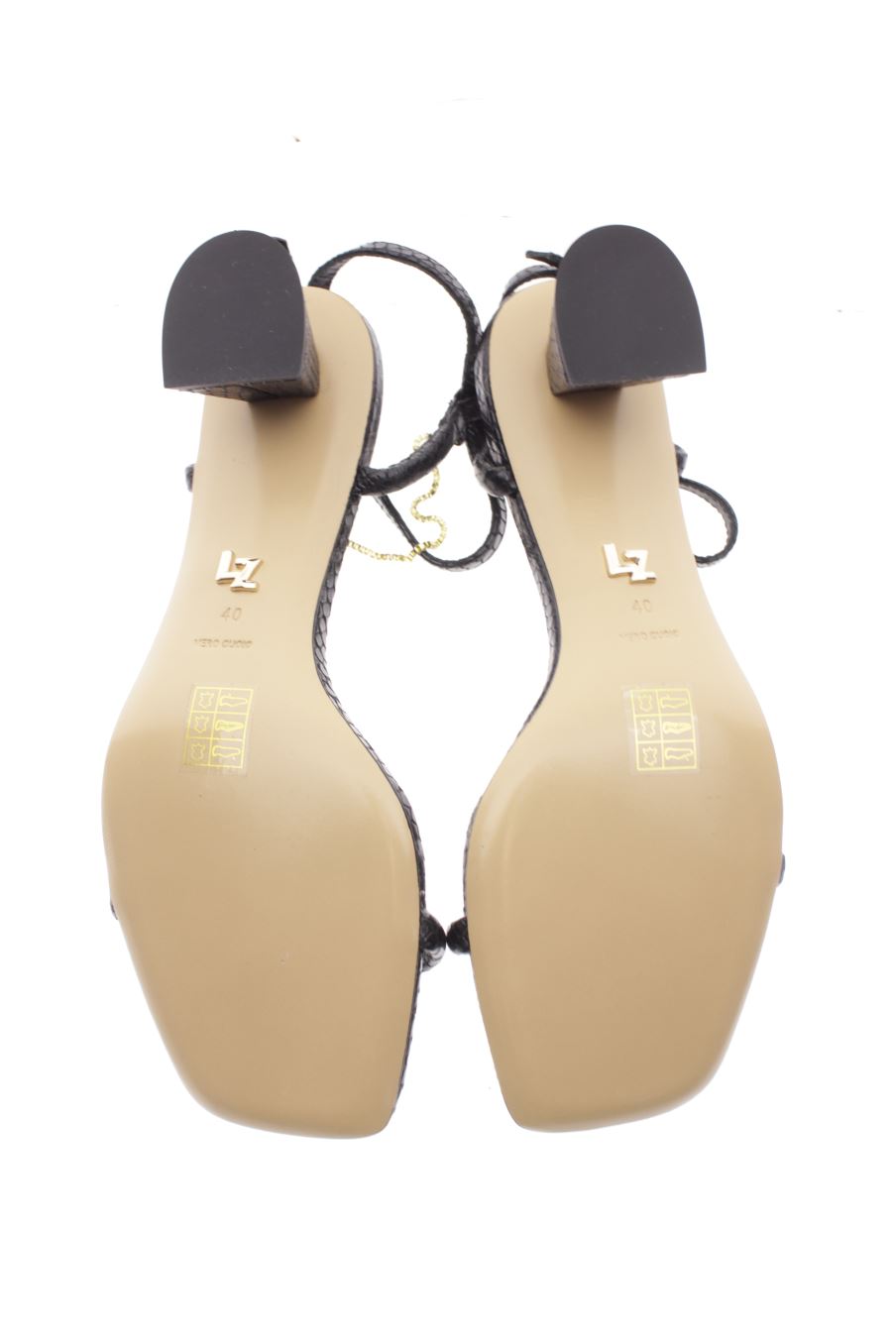 Sandalias tacon de Lola Cruz de la talla 40, de color negro de