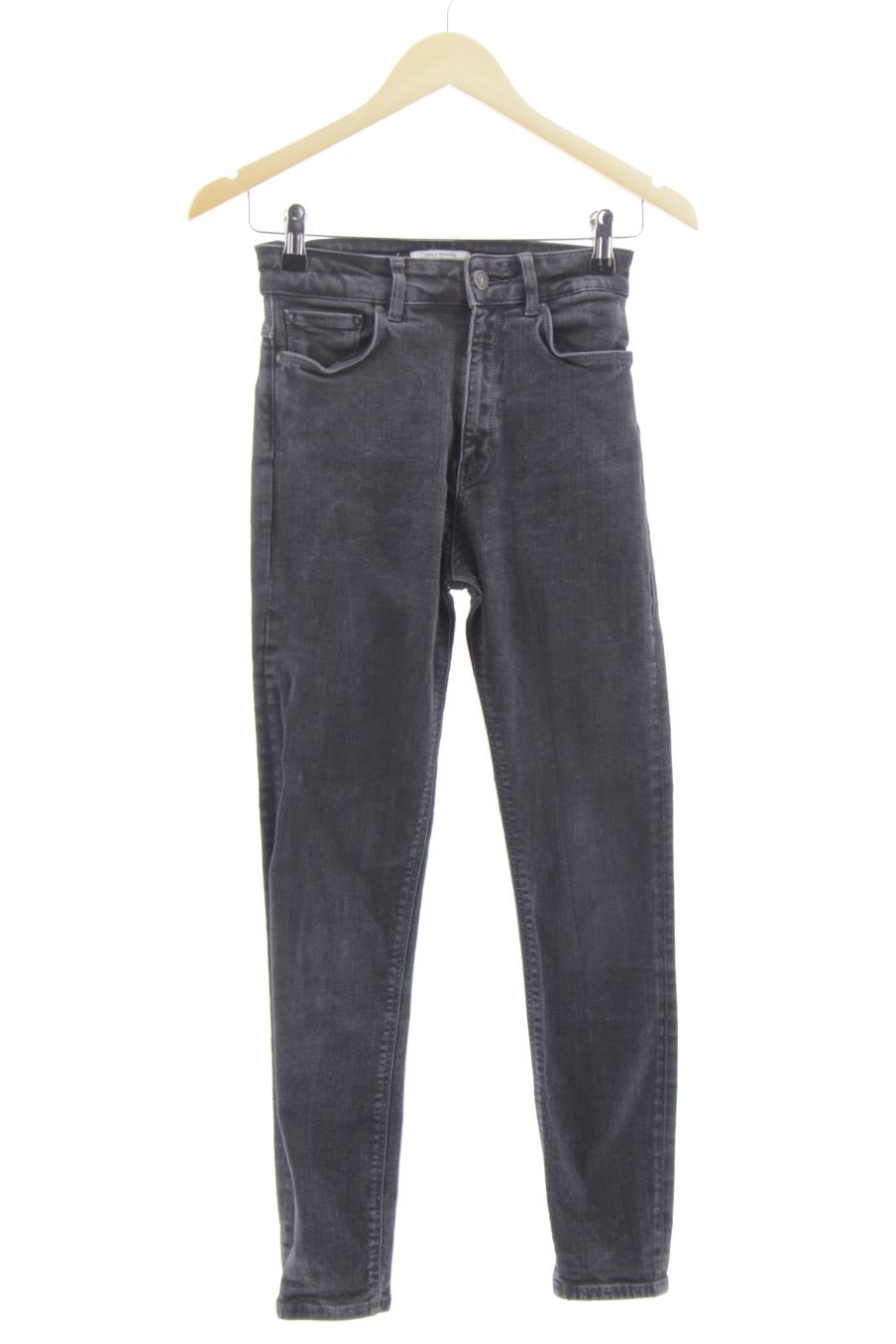 Vaquero de Zara de la talla 36, de color negro de ropa vaquera