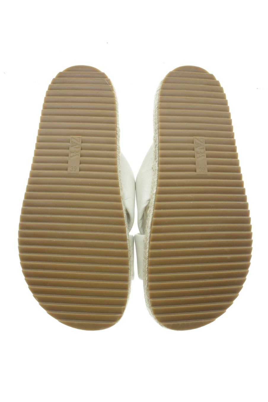 Sandalias planas de Zara de la talla 39, de color beige de