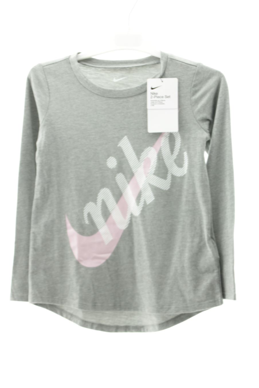 T-shirt manches longues Nike de la taille 5 ans avec une étiquette