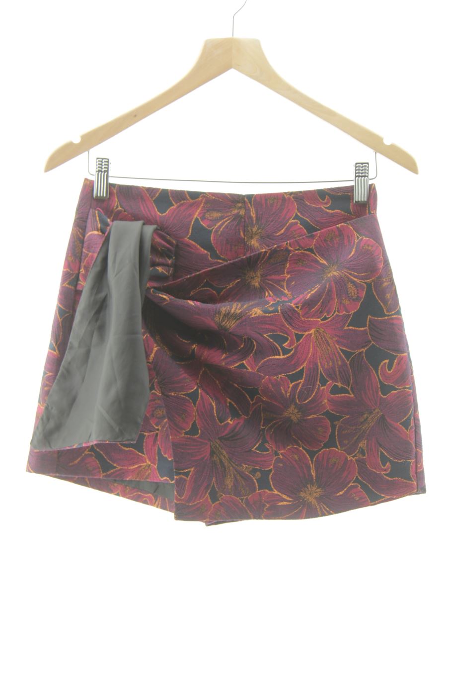 Pantaloni corti de Stradivarius de la talla 36, de color fiori