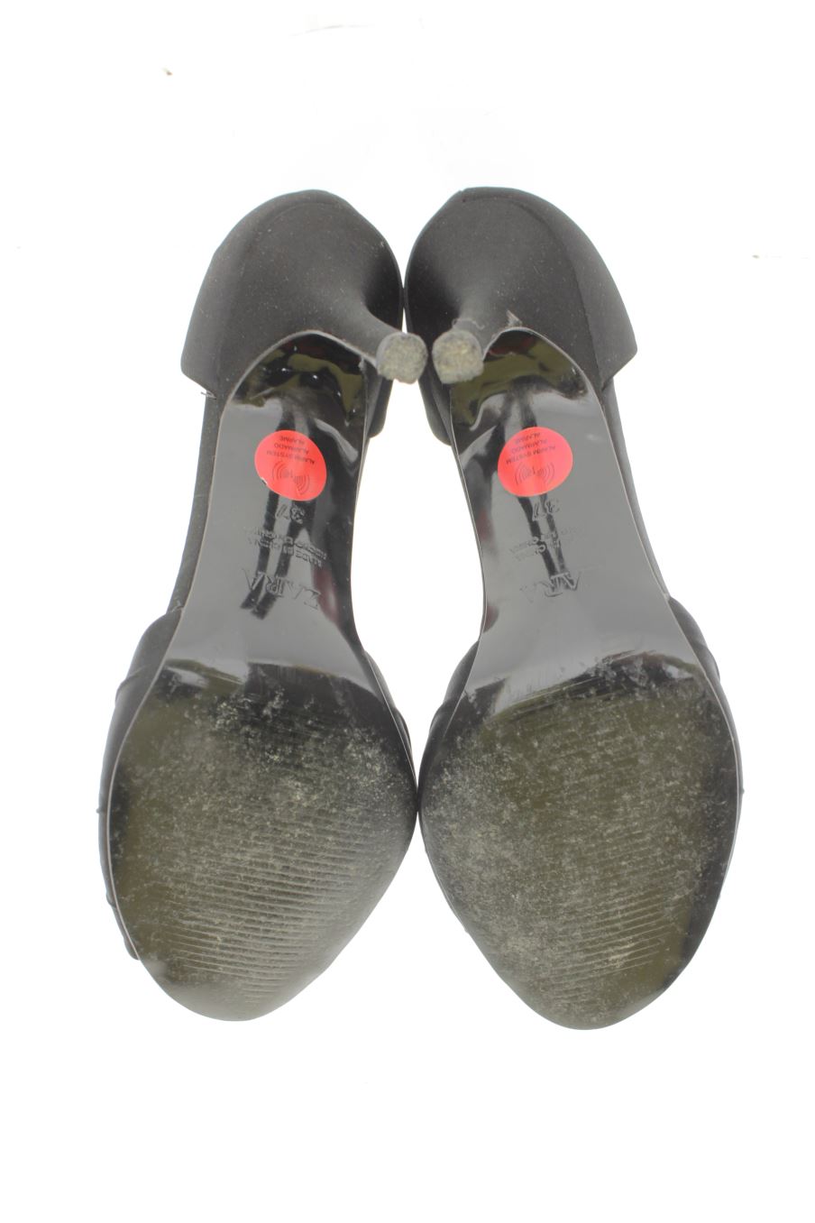 Sandalias tacon de Zara de la talla 37, de color negro de