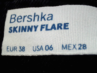 Vaqueros de Bershka de la talla 38, de color negro de ropa vaquera
