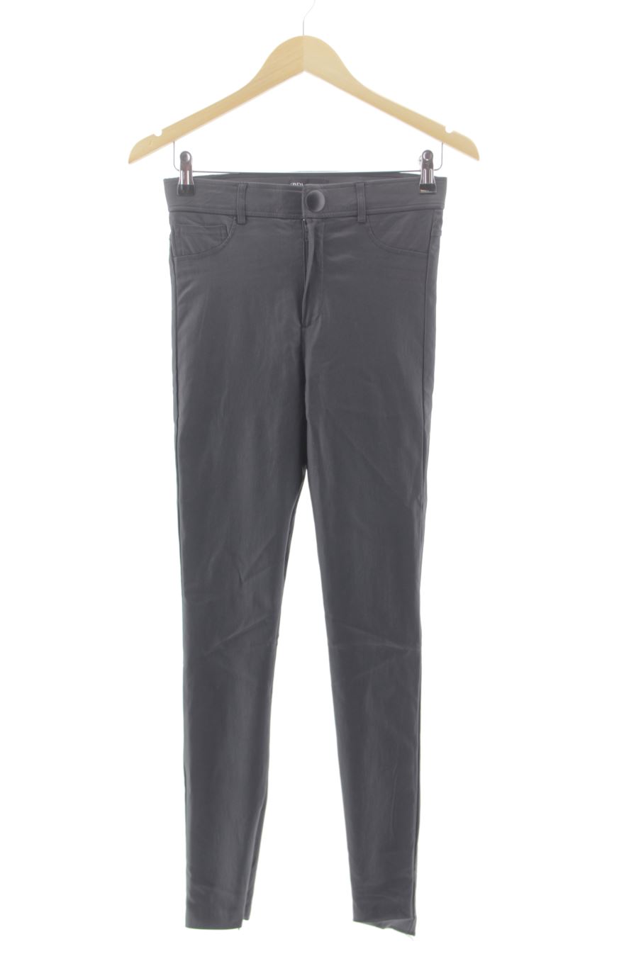 Pantalón de Zara de la talla M, de color negro