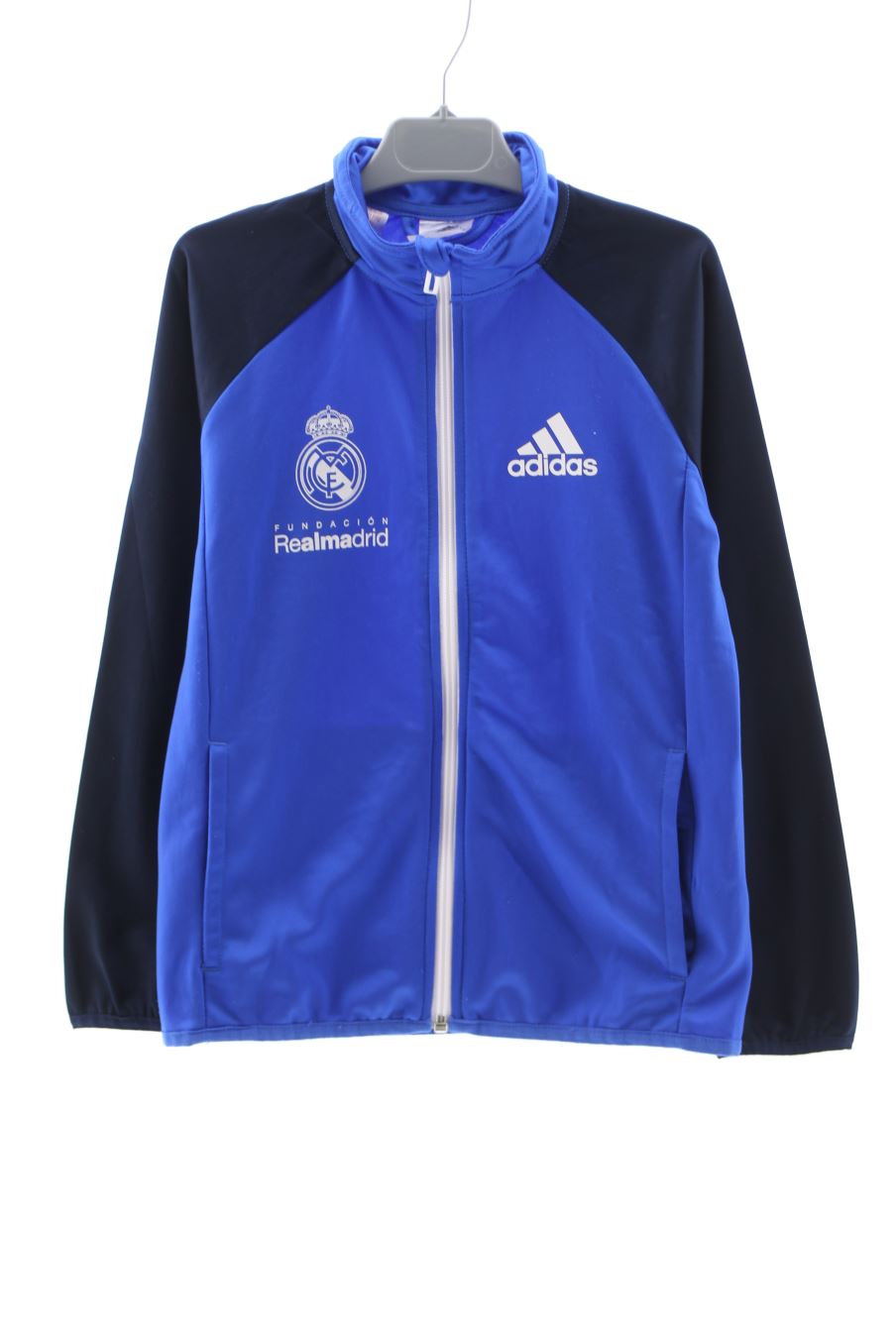 Sweatshirt Adidas de la taille 7 ans avec une étiquette