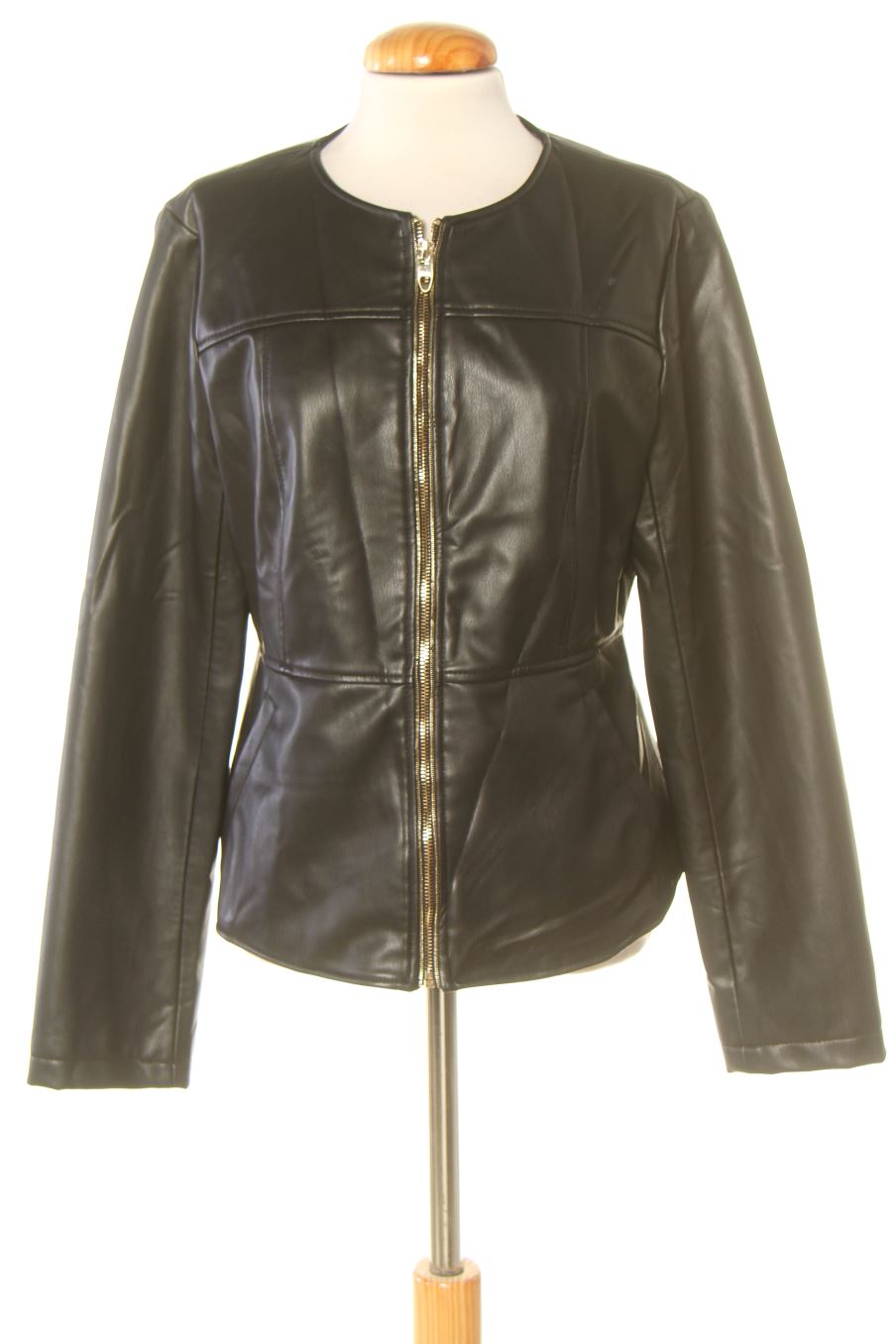 Blouson Zara de la taille XL, de couleur noir