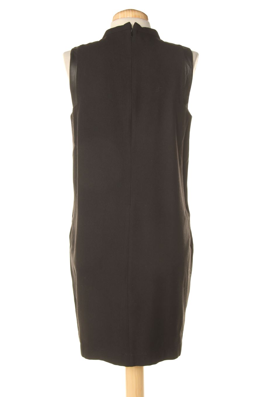 Vestido casual de Massimo Dutti de la talla 38, de color negro