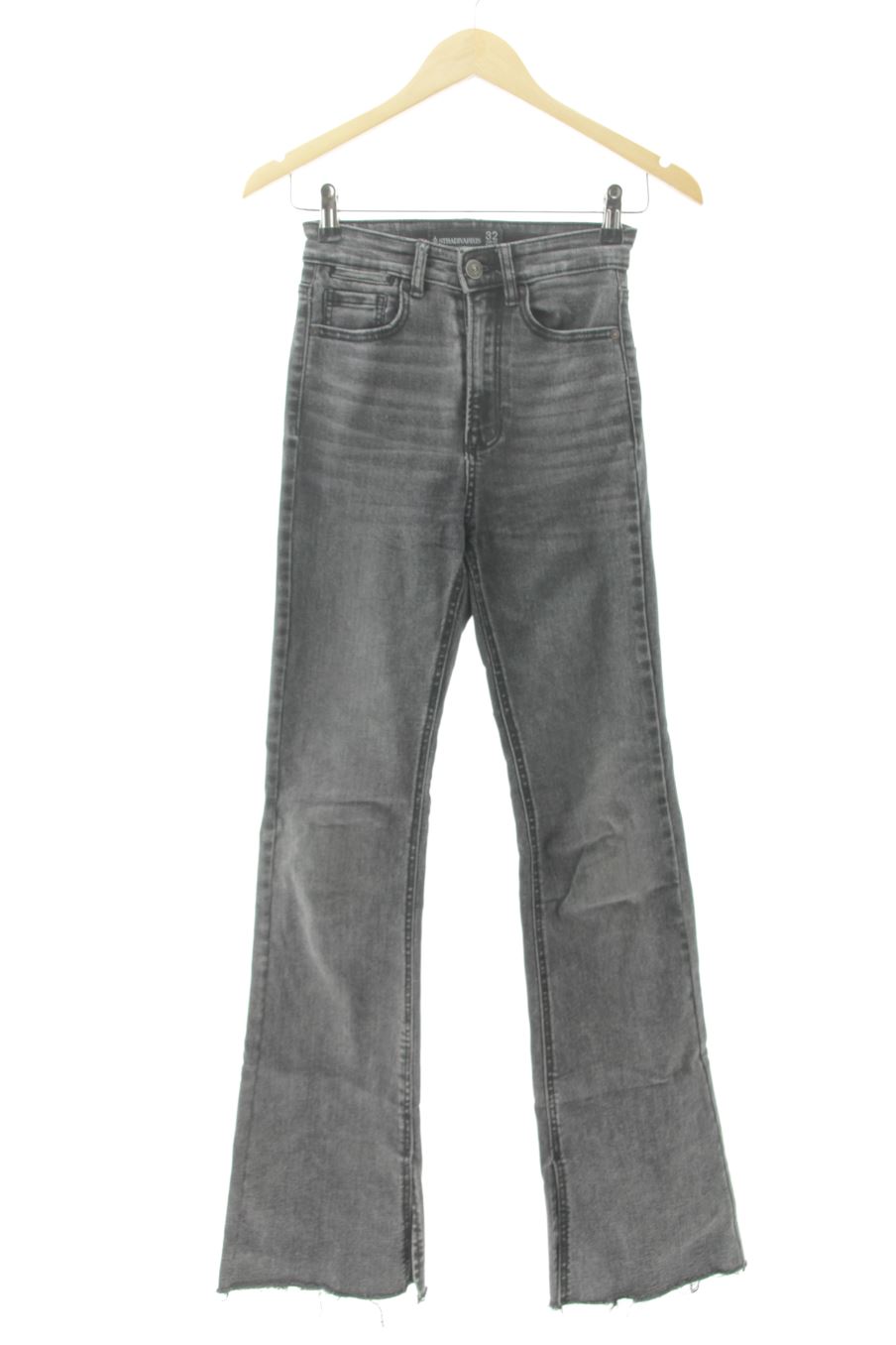 Vaquero de Stradivarius de la talla 32, de color gris de ropa vaquera