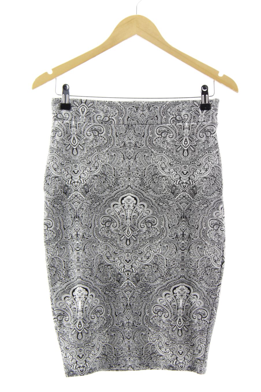 Jupe Amisu de la taille 36, de couleur noir