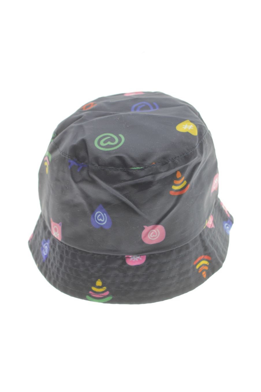 Bonnet Benetton de la taille 40 cms avec une étiquette