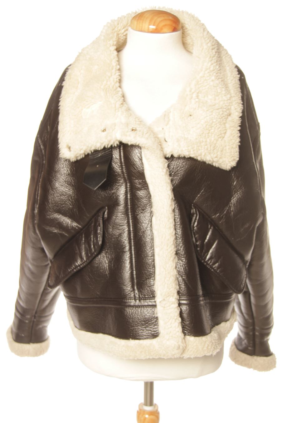 Cazadora de Zara de la talla M, de color negro de sintético