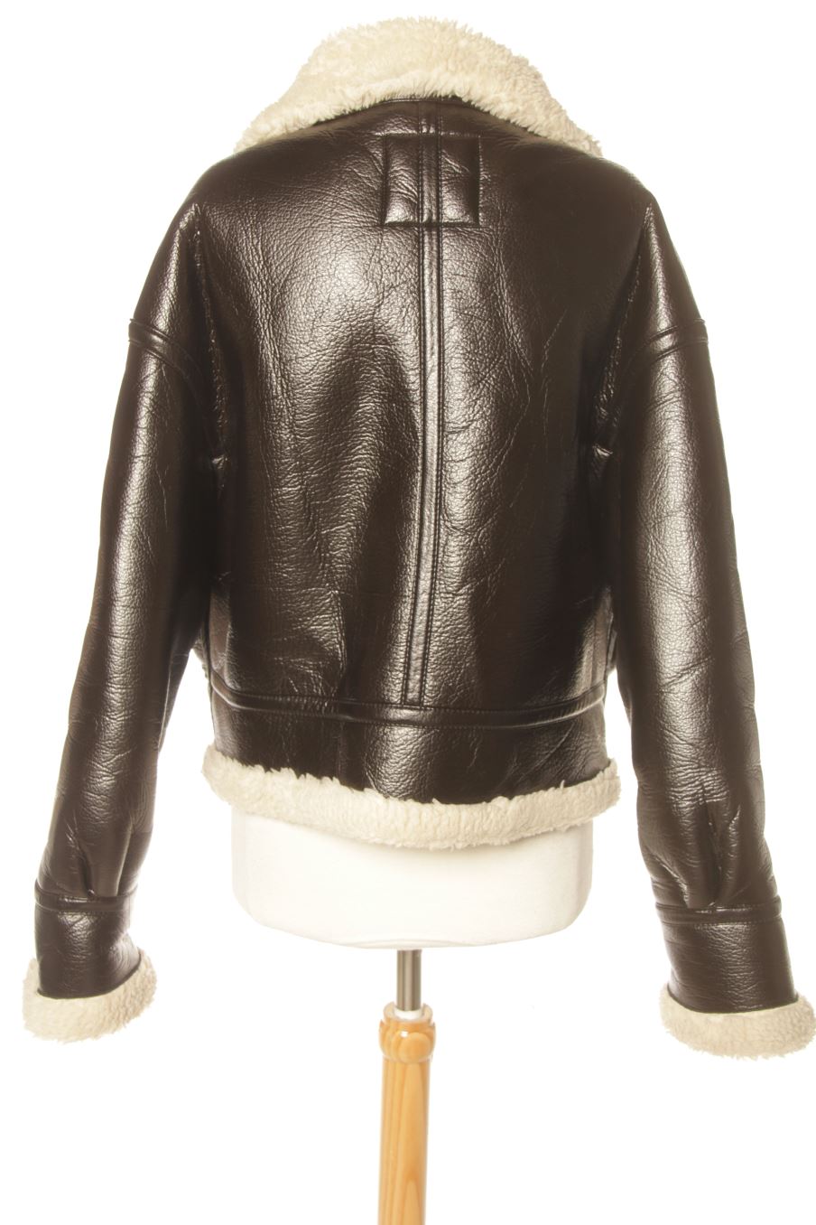 Cazadora de Zara de la talla M, de color negro de sintético
