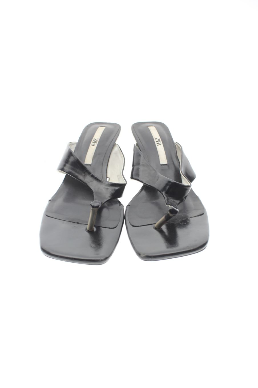 Sandalias tacon de Zara de la talla 38, de color negro de