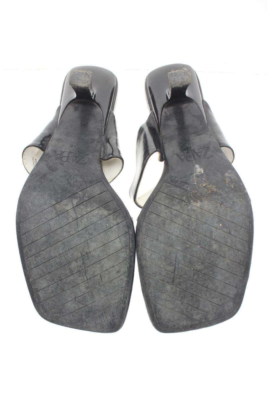 Sandalias tacon de Zara de la talla 38, de color negro de