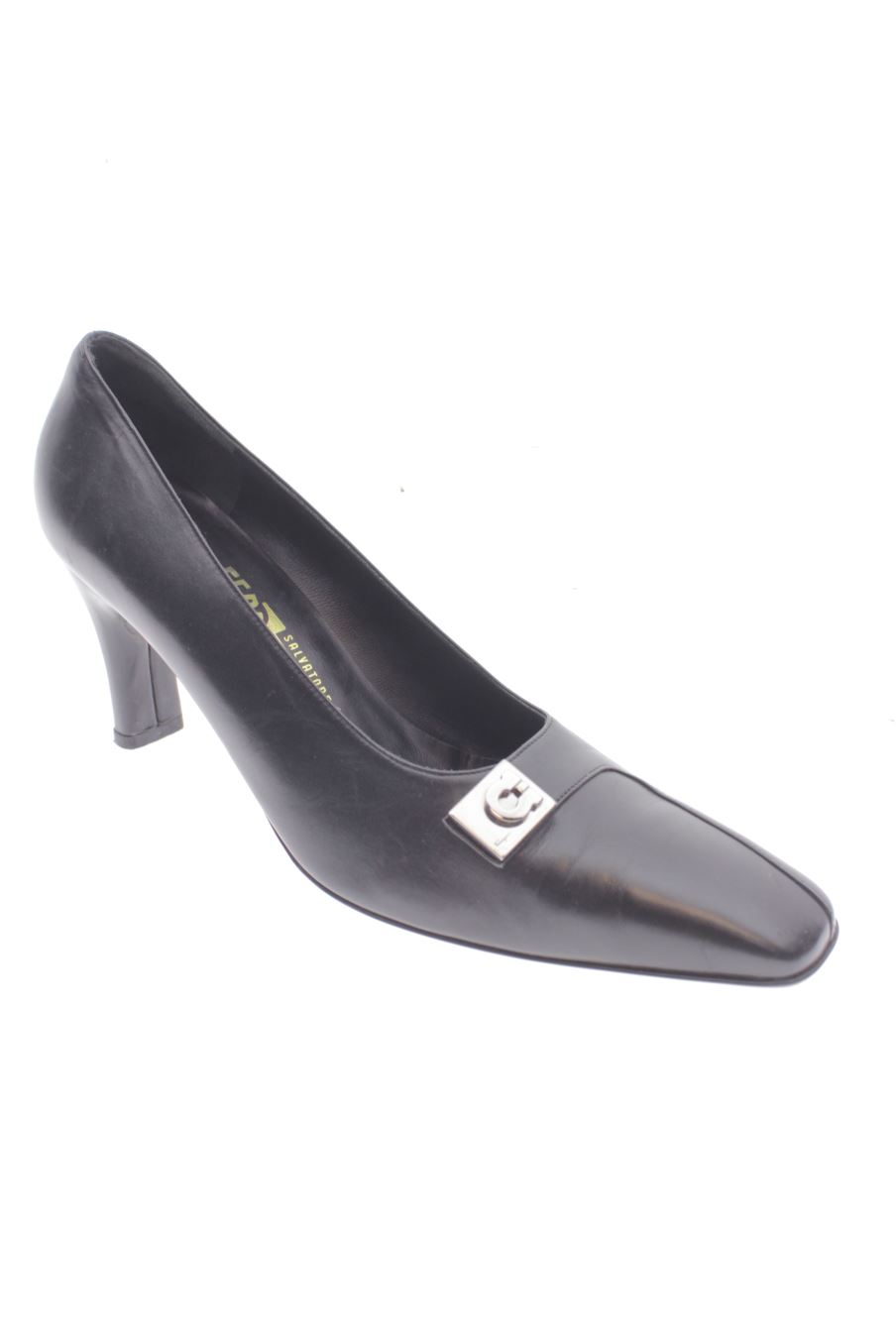 Zapatos de tacon de Salvatore Ferragamo de la talla 40, de color negro de