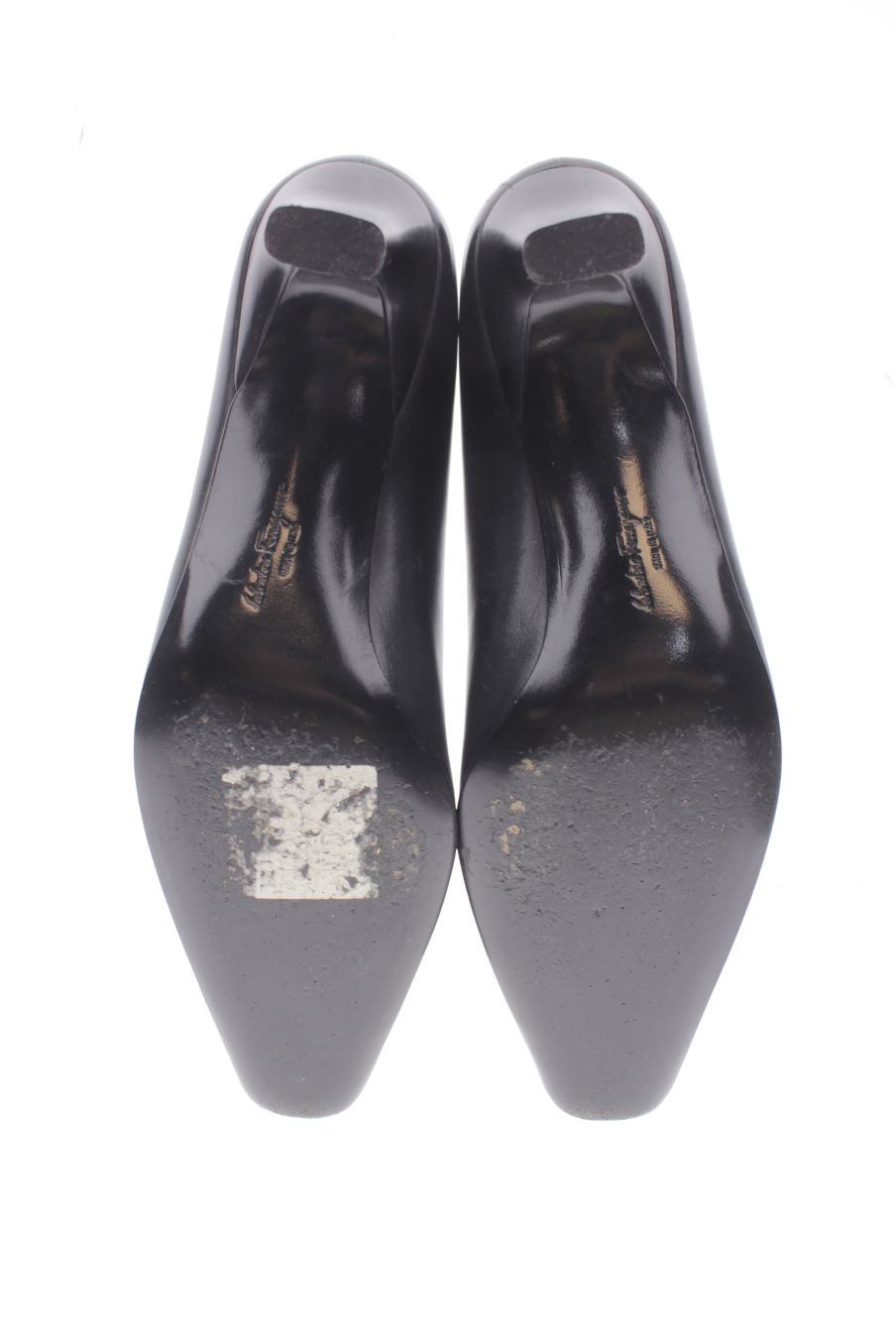Zapatos de tacon de Salvatore Ferragamo de la talla 40, de color negro de