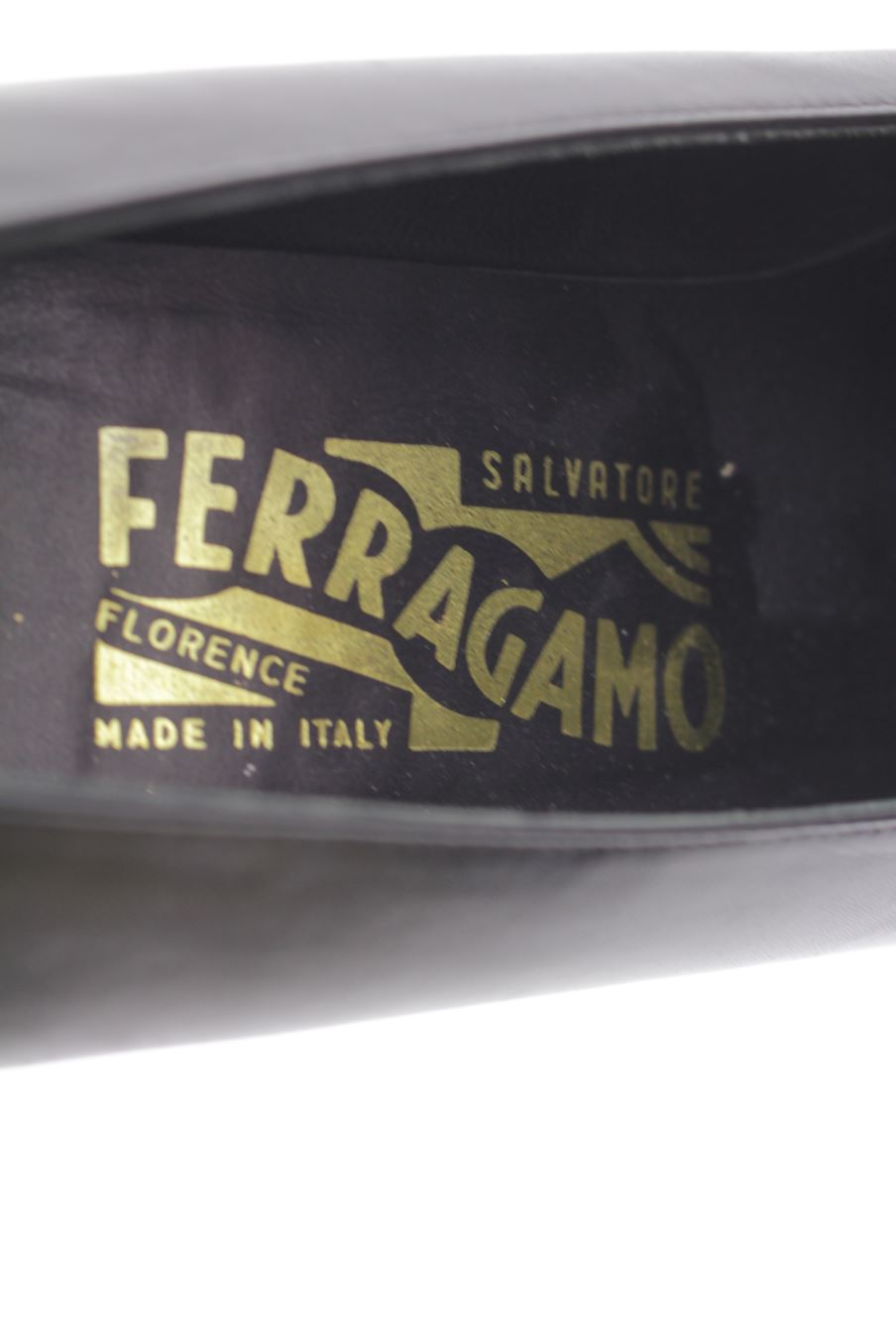 Zapatos de tacon de Salvatore Ferragamo de la talla 40, de color negro de