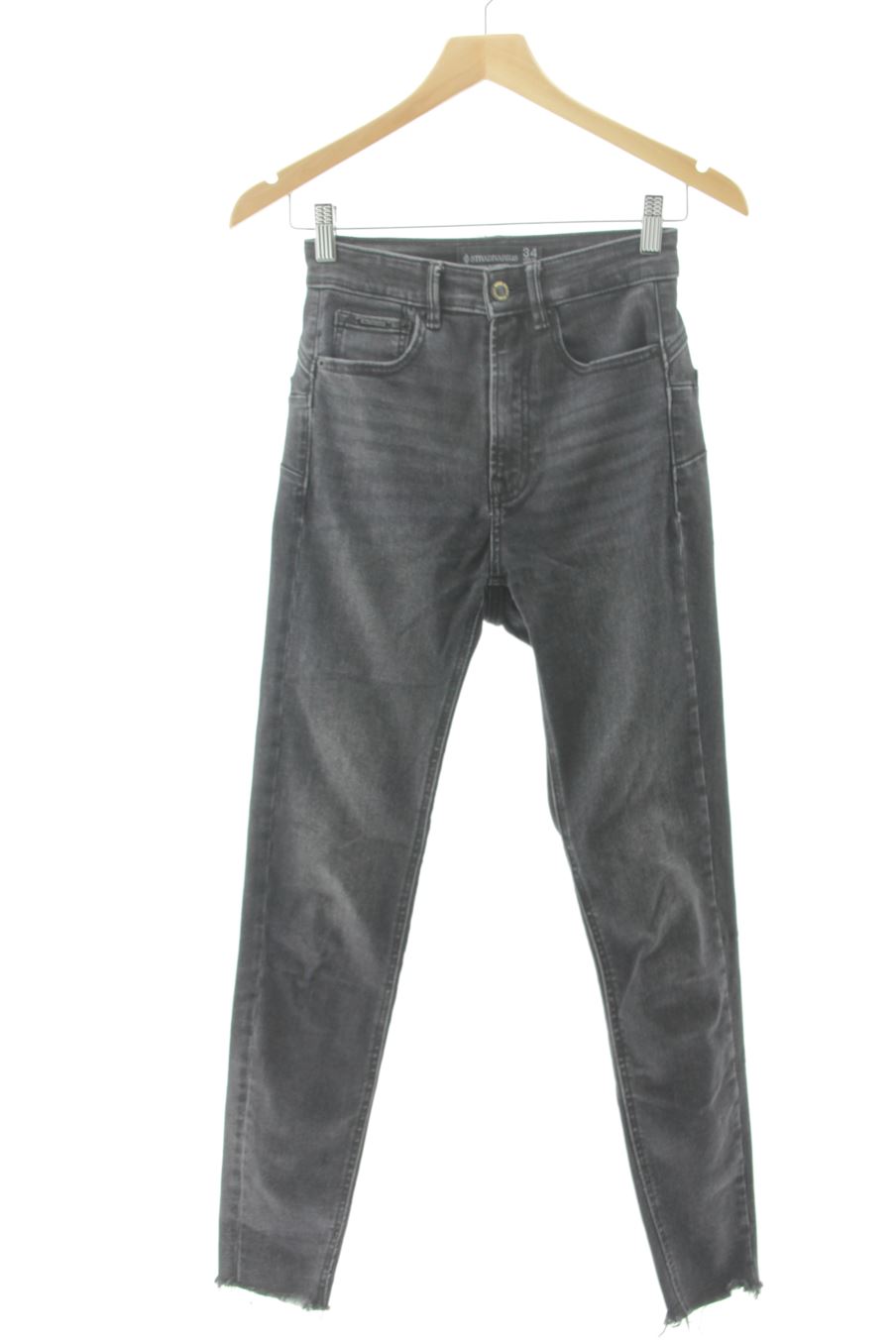 Vaquero de Stradivarius de la talla 34, de color negro de ropa vaquera