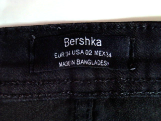 Jeans Bershka de la taille 34, de couleur noir de denim