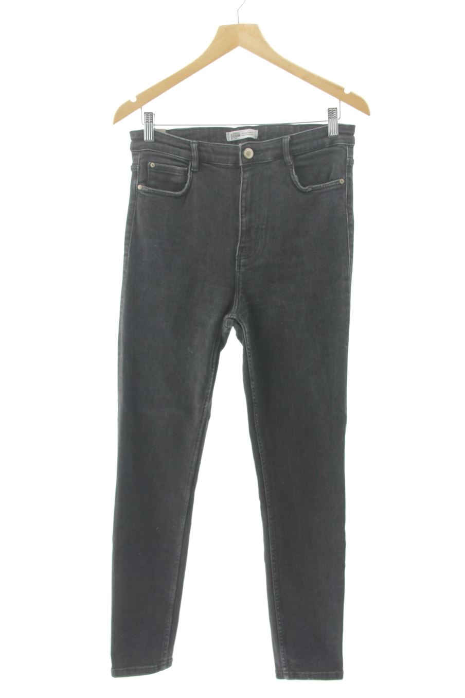 Vaquero de Zara de la talla 44, de color negro de ropa vaquera