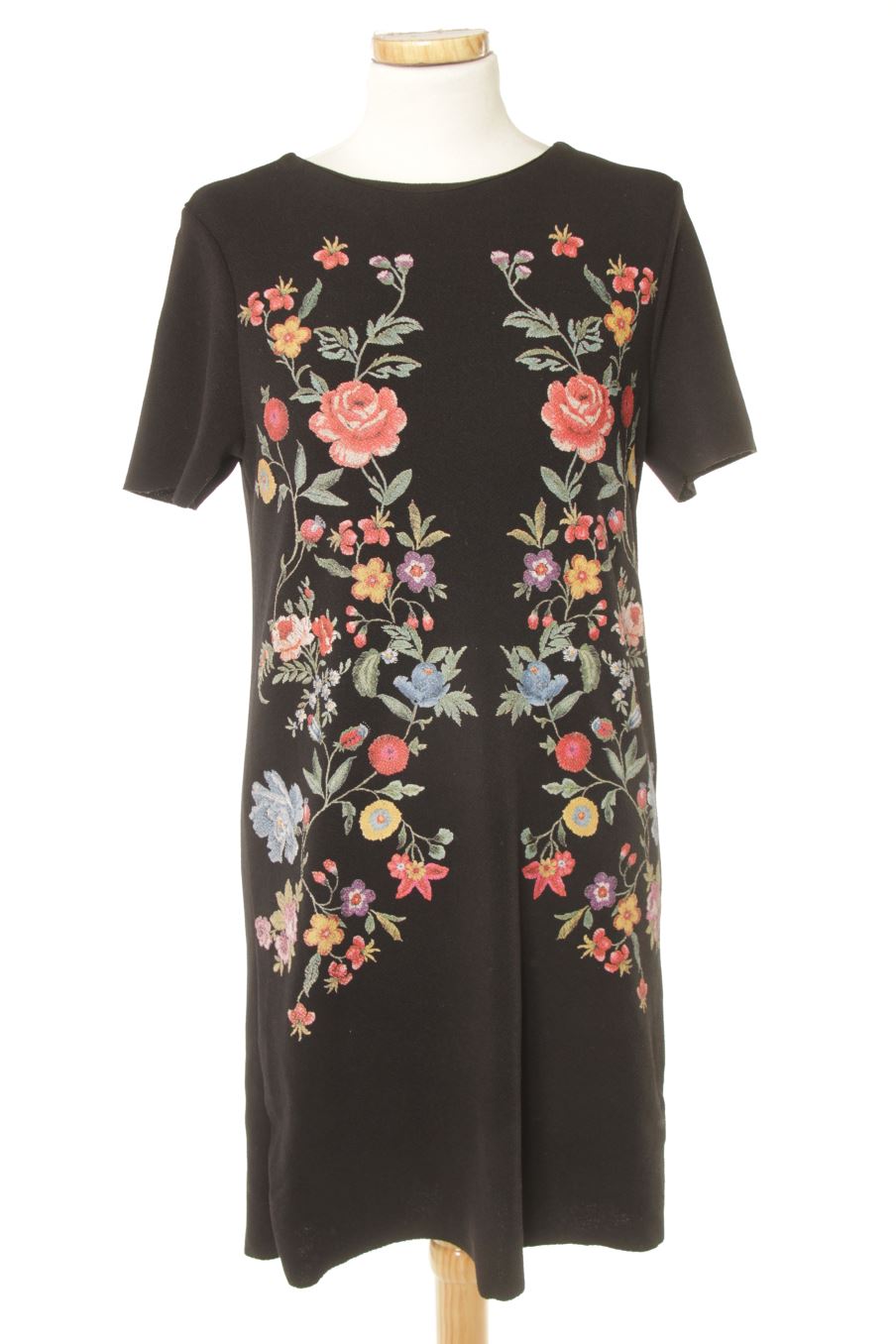 Robe casual Zara de la taille S, de couleur fleurs