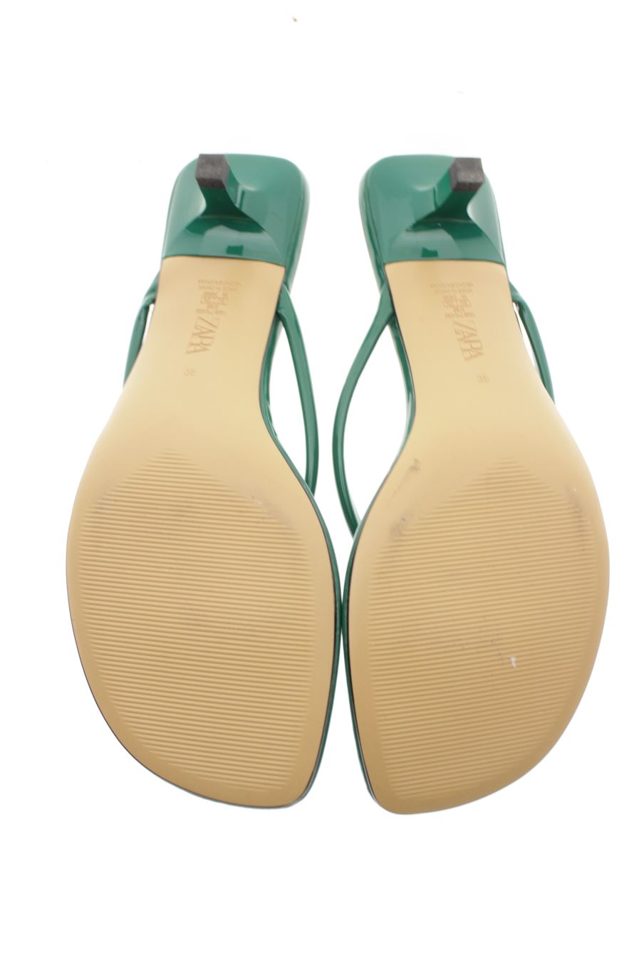 Sandalias tacon de Zara de la talla 38, de color verde de
