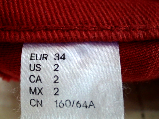 Vaquero de H&M de la talla 34, de color rojo de ropa vaquera