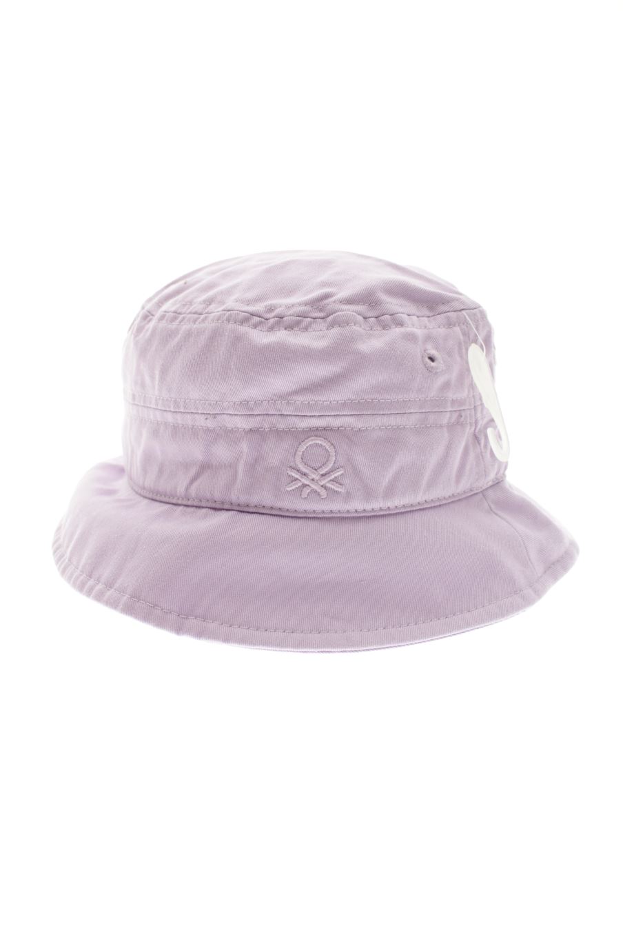 Bonnet Benetton de la taille 46 cms avec une étiquette
