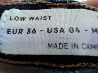 Jeans Stradivarius de la taille 36, de couleur bleu de denim