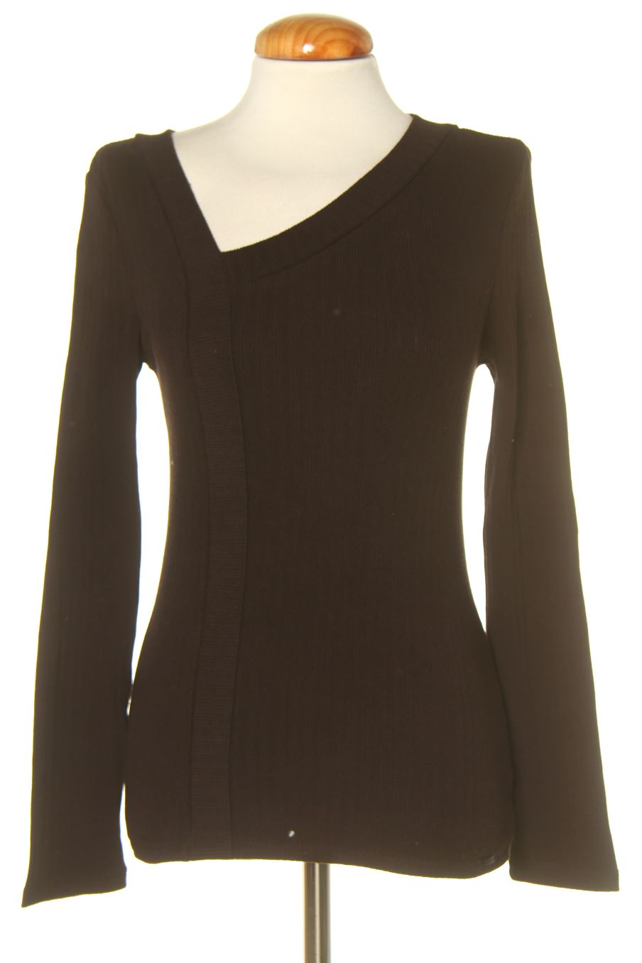 Pull salsa de la taille S, de couleur noir