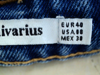 Jupe Stradivarius de la taille 40, de couleur bleu de denim
