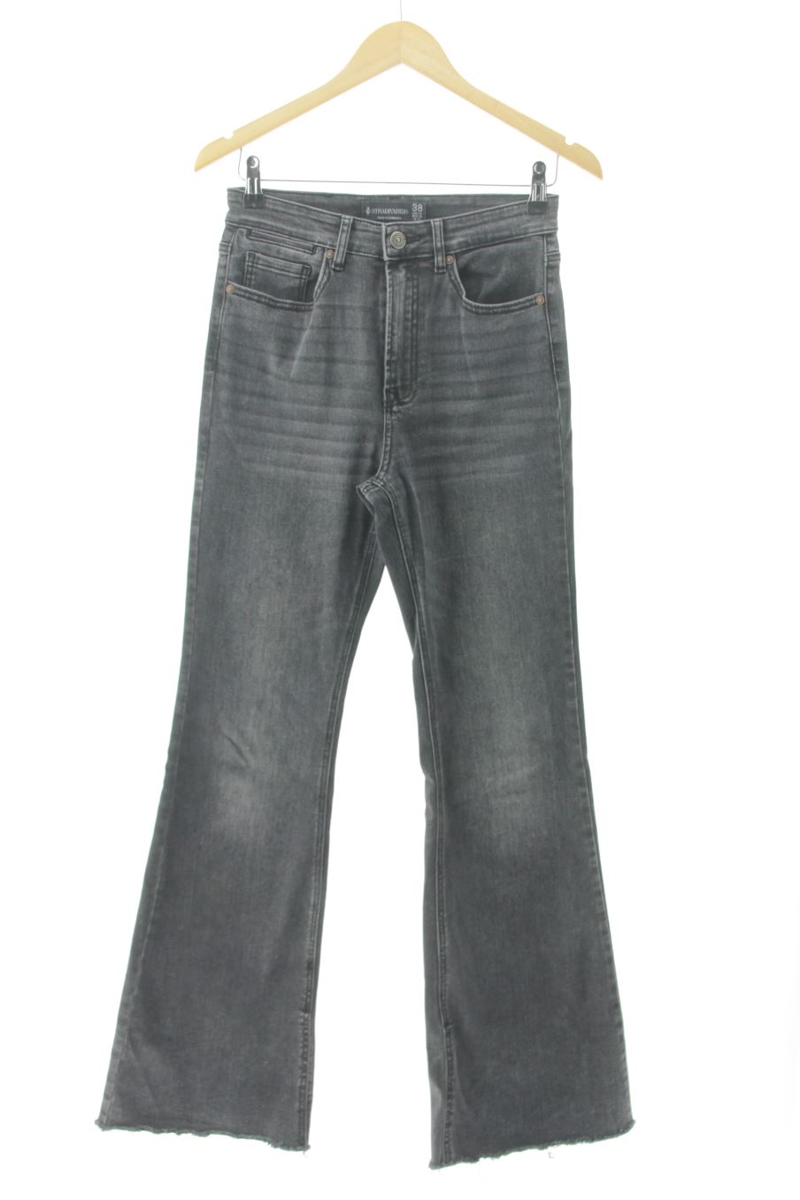 Jeans de Stradivarius de la talla 38, de color grigio