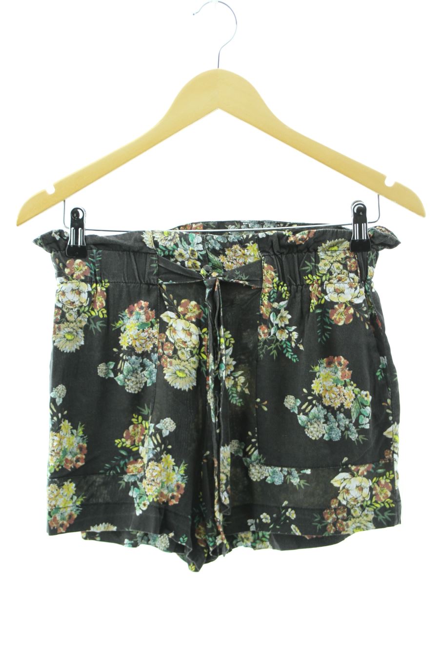 Shorts Pull & Bear de la taille M, de couleur fleurs