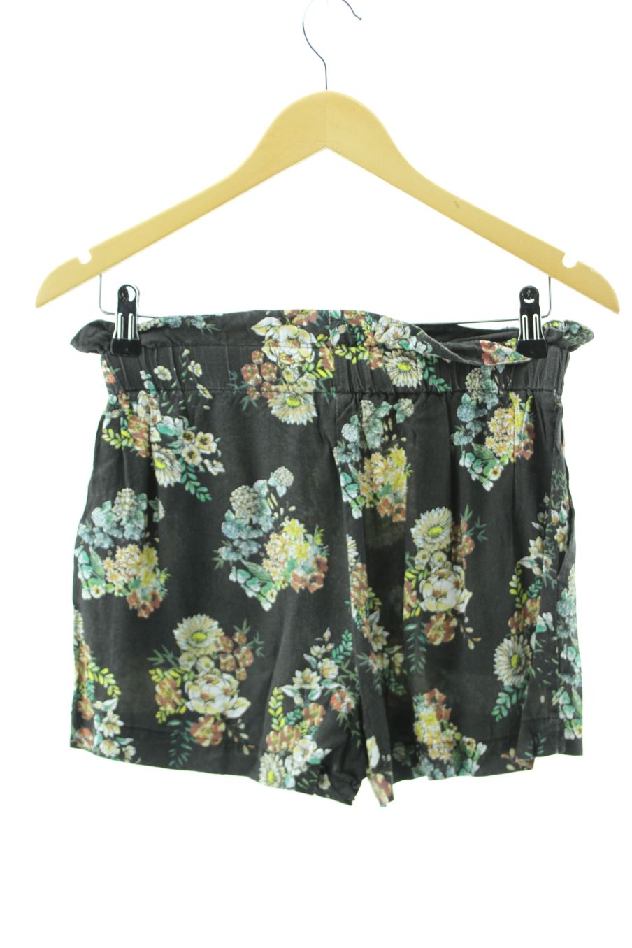 Shorts Pull & Bear de la taille M, de couleur fleurs