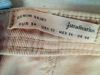 Jupe Stradivarius de la taille 34, de couleur beige de denim