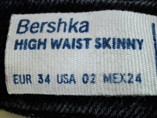 Jeans Bershka de la taille 34, de couleur noir de denim