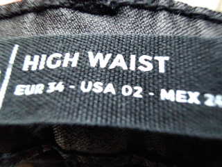 Jeans Stradivarius de la taille 34, de couleur noir de denim