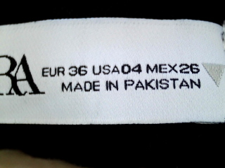 Vaquero de Zara de la talla 36, de color negro de ropa vaquera