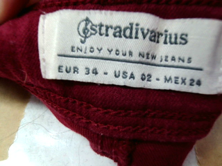 Vaqueros de Stradivarius de la talla 34, de color burdeos de ropa vaquera